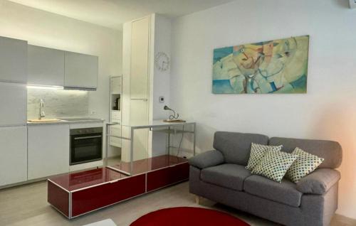 uma sala de estar com um sofá e uma cozinha em Civico 45 em Ancona