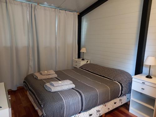 Ένα ή περισσότερα κρεβάτια σε δωμάτιο στο Casa inmersa en el Bosque