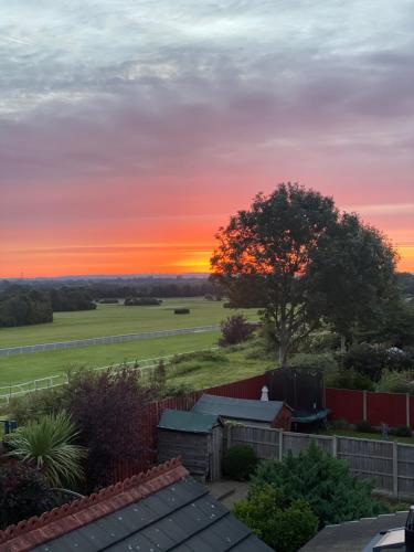 un coucher de soleil depuis le toit d'une maison dans l'établissement Aintree Grand National Home, à Aintree