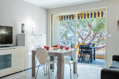 une cuisine et une salle à manger avec une table et des chaises dans l'établissement 2-Room Apartment with Terrace Sea View, à Cannes