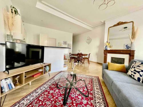 圖盧茲的住宿－Metz by Yumē，带沙发和电视的客厅