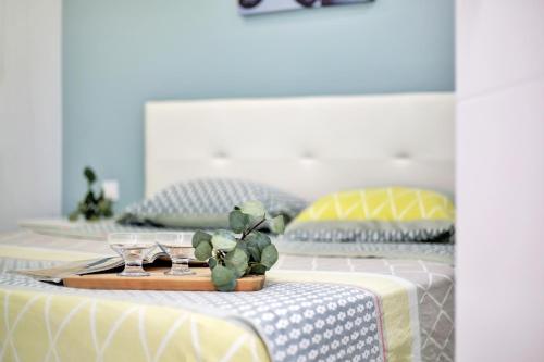 bandeja con cactus en la parte superior de 2 camas en Luxury Romantic Ocean View, en Adeje