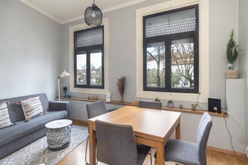 uma sala de estar com uma mesa e um sofá em GuestReady - Guimarães Urban Retreat em Guimarães