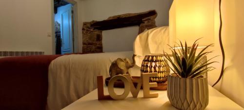 a room with a bed with a ted sign on a table at la solana del abuelo Andrés in La Chana