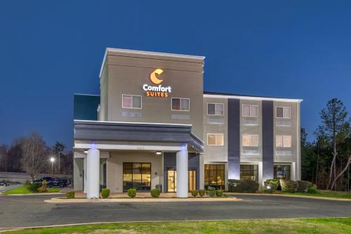 a hotel with a sign that reads comfort suites at Comfort Suites Nacogdoches in Nacogdoches