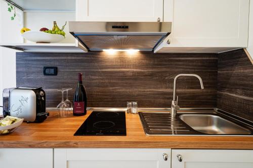 una cocina con fregadero y encimera en Villa degli Ulivi, en Taormina