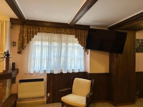 ペスカッセーロリにあるClaudia B&Bのリビングルーム(白い椅子、窓付)