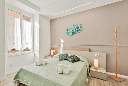 5Terre dei Poeti Plus في لا سبيتسيا: غرفة نوم بسرير اخضر مع وسادتين