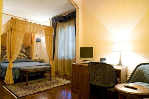 een slaapkamer met een bed en een bureau met een computer bij Oscar e Amorina in Montegiorgio