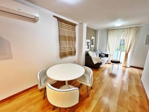 een woonkamer met een witte tafel en stoelen bij Precioso y céntrico apartamento de playa in Fuengirola