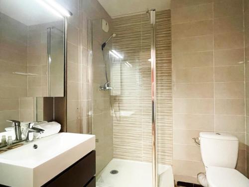 une salle de bain avec une douche, un lavabo et des toilettes dans l'établissement Groovy by Yumē, à Toulouse