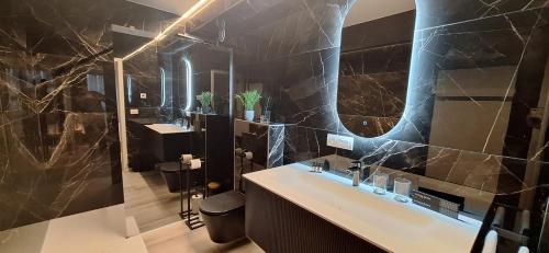 bagno con lavandino e grande specchio di Den Ommegang a Halle