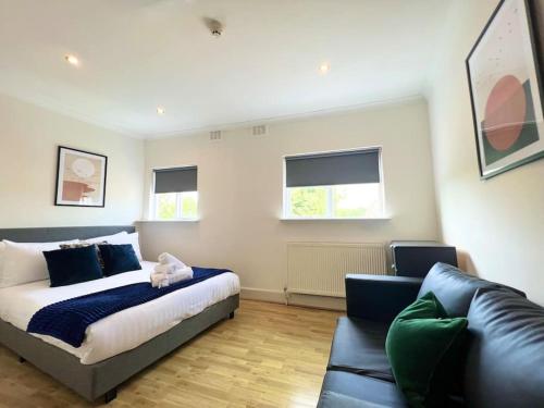 a bedroom with a bed and a couch at Crouch End- 1 Bed Apartment in London