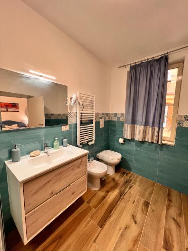 uma casa de banho com um lavatório e um WC em ERIC'S HOUSE em Salerno