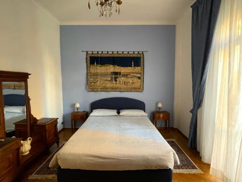 1 dormitorio con 1 cama y una foto en la pared en B&B Casalessandrini en Bolonia