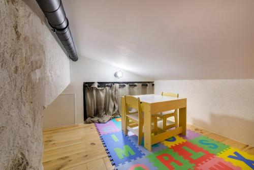 Cette chambre dispose d'une table et d'un tapis. dans l'établissement Soleil & Convivialité à Saint-Paul 8P, à Saint-Paul-de-Vence