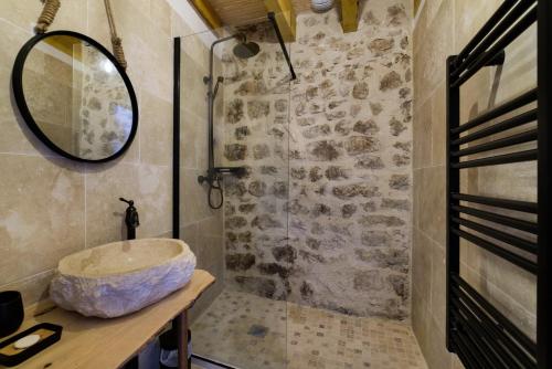 a bathroom with a sink and a shower with a mirror at Soleil & Convivialité à Saint-Paul 8P in Saint Paul de Vence