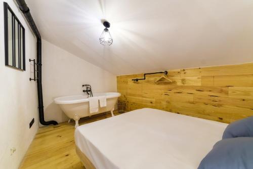 une chambre avec un lit, une baignoire et un lavabo dans l'établissement Soleil & Convivialité à Saint-Paul 8P, à Saint-Paul-de-Vence
