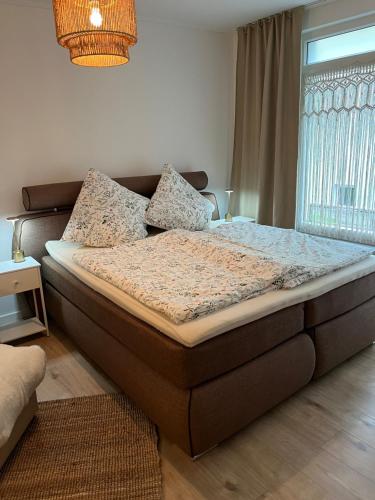 uma cama grande num quarto com uma janela em Apartment Traumfänger em Wilhelmshaven