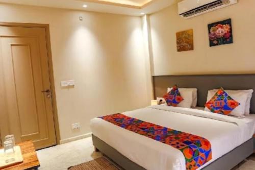 1 Schlafzimmer mit 2 Betten in einem Zimmer in der Unterkunft HOTEL GLOBAL CORPORATE NOIDA in Noida