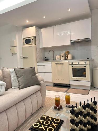 un salon avec un canapé et une cuisine dans l'établissement Luxueux Appartement Jacuzzi proche de Paris, à La Celle-Saint-Cloud