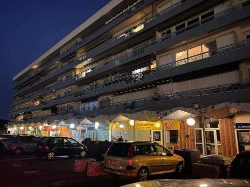 un estacionamiento con autos estacionados frente a un edificio en Luxueux Appartement Jacuzzi proche de Paris, en La Celle-Saint-Cloud