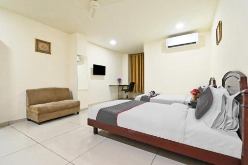 ein Hotelzimmer mit einem Bett und einem Stuhl in der Unterkunft OYO Townhouse 998 Hotel Monark in Jaipur