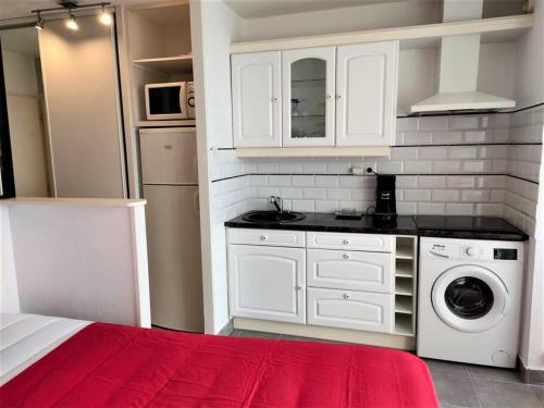 Studio 411, Héliopolis AB au village naturiste