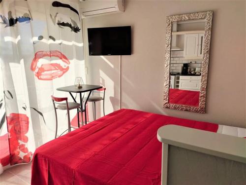 Studio 411, Héliopolis AB au village naturiste