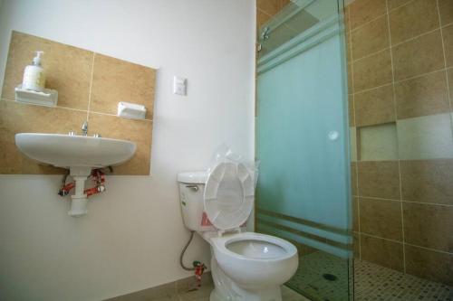 La salle de bains est pourvue de toilettes et d'un lavabo. dans l'établissement Acogedora casa llena de vida, à San Luis Potosí