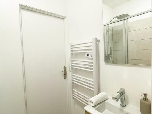 une salle de bain avec une douche, un lavabo et un miroir dans l'établissement Péri by Yumē, à Toulouse