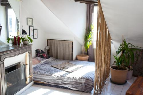 - une chambre avec un lit hamac dans l'établissement Cozy Studio Near The Canal Saint Martin, à Paris