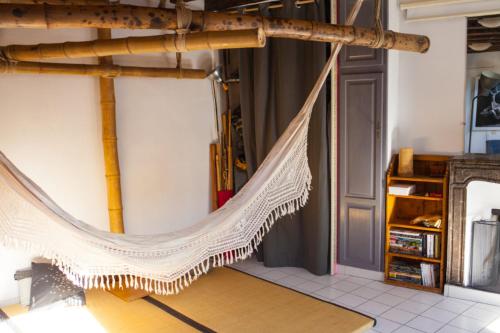 - un hamac suspendu à un mur dans l'établissement Cozy Studio Near The Canal Saint Martin, à Paris