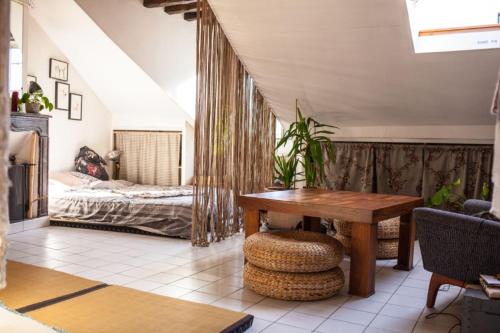 un salon avec une table et un lit dans l'établissement Cozy Studio Near The Canal Saint Martin, à Paris
