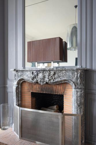 - une cheminée dans le salon dans l'établissement Luxury 4 Bedroom Eiffel Tower View, à Paris