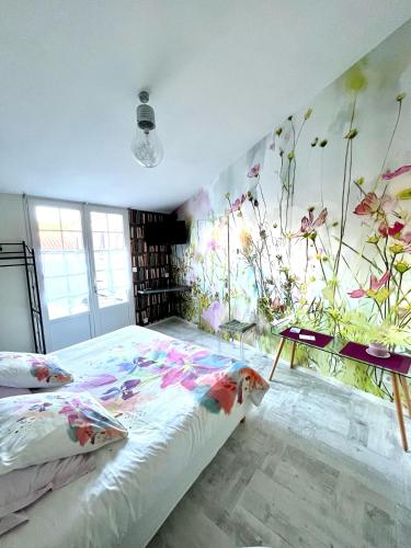 - une chambre avec une fresque murale représentant des fleurs dans l'établissement FRANDIERE, à Barbâtre