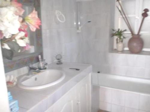 Ένα μπάνιο στο Maison chaleureuse à Saint-Gilles les Bains, proche plage