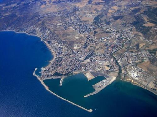 Vue aérienne d'une ville à côté d'une masse d'eau dans l'établissement Casa vacanza Nuvola Rossa KR7, à Crotone