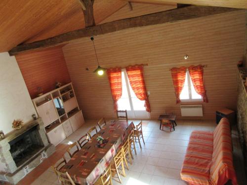 - une vue de tête sur une chambre avec une table et des chaises dans l'établissement Maison charmante avec piscine partagée à Moncoutant, à Moncoutant