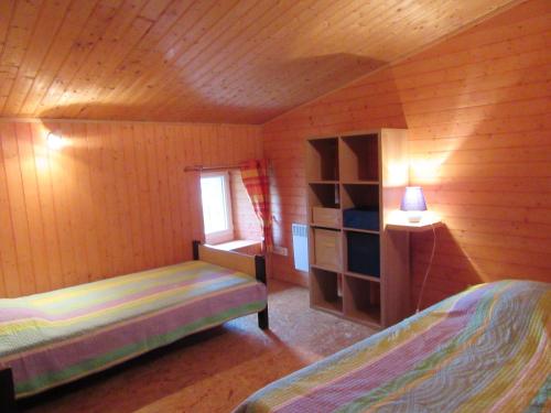 - une chambre avec 2 lits et une fenêtre dans une cabine dans l'établissement Maison charmante avec piscine partagée à Moncoutant, à Moncoutant