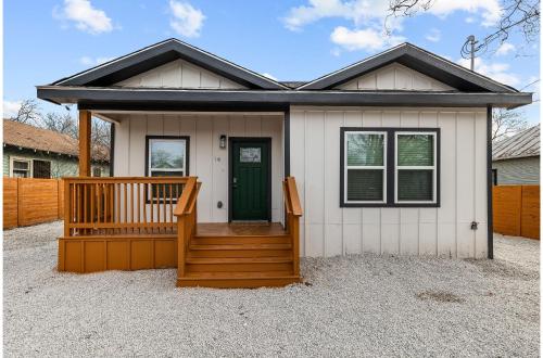 a small white house with a green door at Charming Walkable 4 BR2.5 BA Near Dtown Riverwalk in San Antonio
