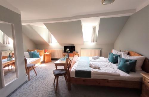 1 dormitorio con 1 cama grande con almohadas azules en Hotel Roß, en Zwönitz