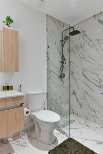 a bathroom with a toilet and a shower at Appartement Charmant & Cozy - Centre ville de Rabat in Rabat