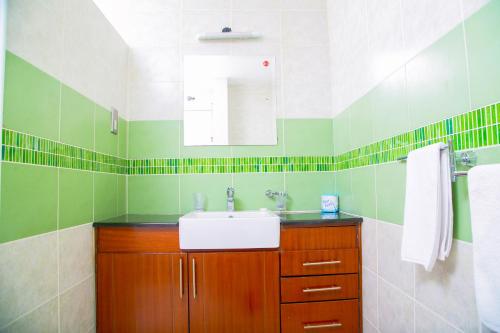 Ванная комната в Batians Apartment Hotel