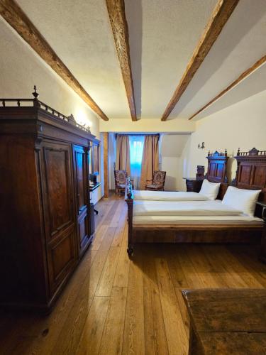 The Throne Boutique Hotel في سيغيسوارا: غرفة نوم كبيرة مع سريرين وخزانة