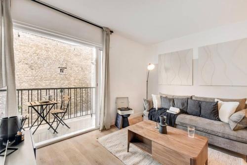 un salon avec un canapé et une table dans l'établissement Monceau - 1 chambres à Batignolles, à Paris