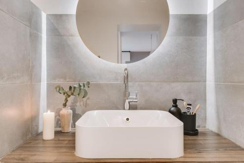 une salle de bain avec un lavabo blanc et un miroir dans l'établissement Monceau - 1 chambres à Batignolles, à Paris