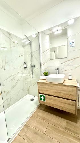 Praia da Rocha, Vila Rosa, T1, Piscinas, Parqueamento e Internet by IG