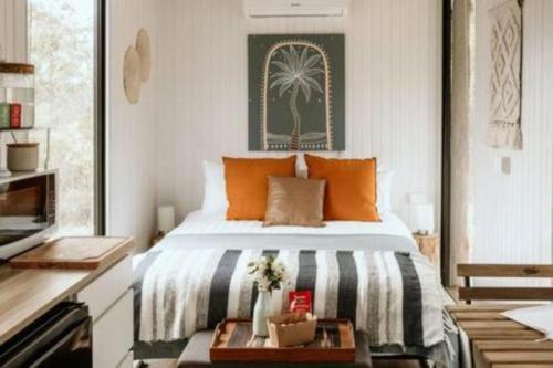 Un dormitorio con una cama y una mesa con flores. en Rosemont, en Kempsey