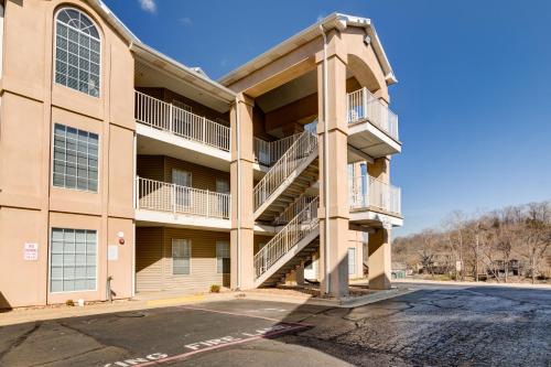 um edifício de apartamentos com varandas e um parque de estacionamento em Lakefront Condo at Diamond Resort! em Branson